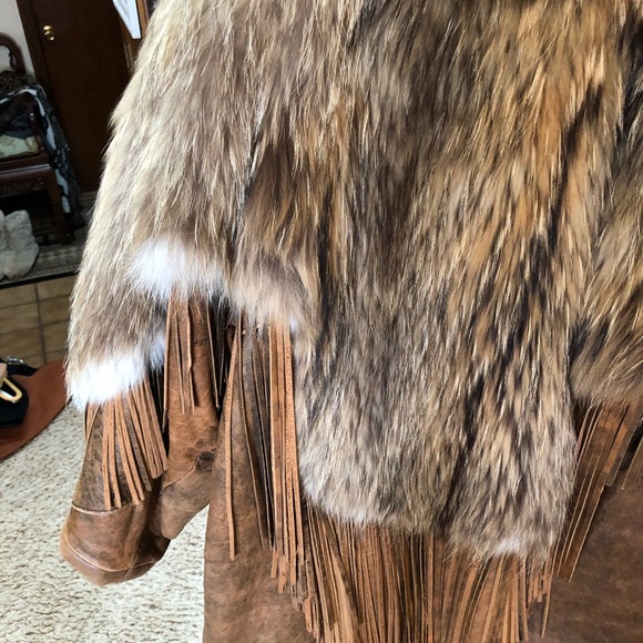 Stroller jkt with coyote fur on top half & leather on bottom half also fringe. - Picture 2 of 11